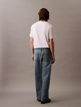 Proste jeansy w stylu lat 90. Proste jeansy w stylu lat 90.