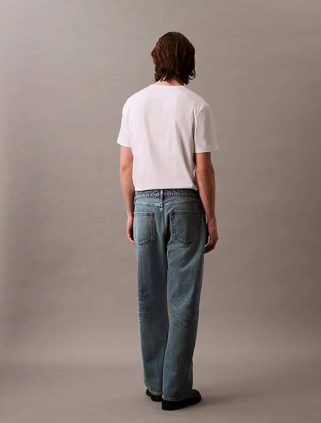 Proste jeansy w stylu lat 90. Proste jeansy w stylu lat 90.