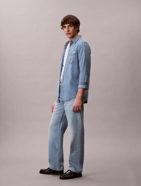 Proste jeansy w stylu lat 90. Proste jeansy w stylu lat 90.