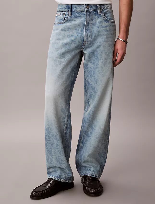 Proste jeansy w stylu lat 90. Proste jeansy w stylu lat 90.