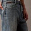 Proste jeansy w stylu lat 90. Proste jeansy w stylu lat 90.