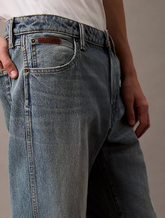 Proste jeansy w stylu lat 90. Proste jeansy w stylu lat 90.