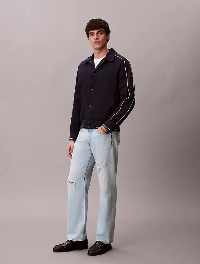 Proste jeansy w stylu lat 90. Proste jeansy w stylu lat 90.