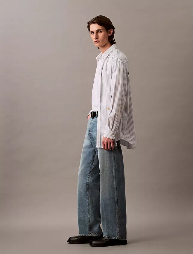 Proste jeansy w stylu lat 90. Proste jeansy w stylu lat 90.