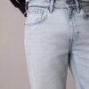 Proste jeansy w stylu lat 90. Proste jeansy w stylu lat 90.