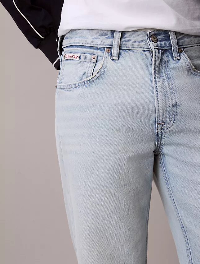 Proste jeansy w stylu lat 90. Proste jeansy w stylu lat 90.