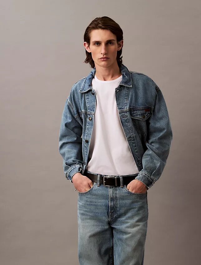 Proste jeansy w stylu lat 90. Proste jeansy w stylu lat 90.