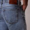 Proste jeansy w stylu lat 90.