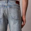Proste jeansy w stylu lat 90. Proste jeansy w stylu lat 90.