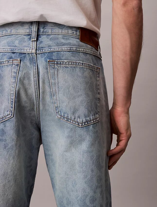 Proste jeansy w stylu lat 90. Proste jeansy w stylu lat 90.
