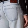 Proste jeansy w stylu lat 90. Proste jeansy w stylu lat 90.
