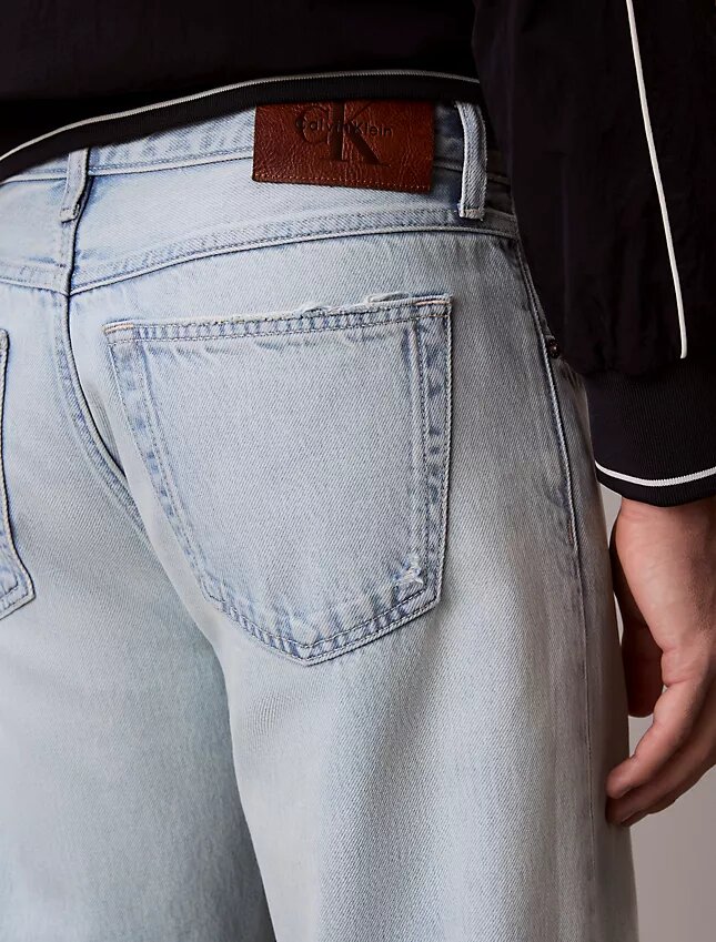 Proste jeansy w stylu lat 90. Proste jeansy w stylu lat 90.