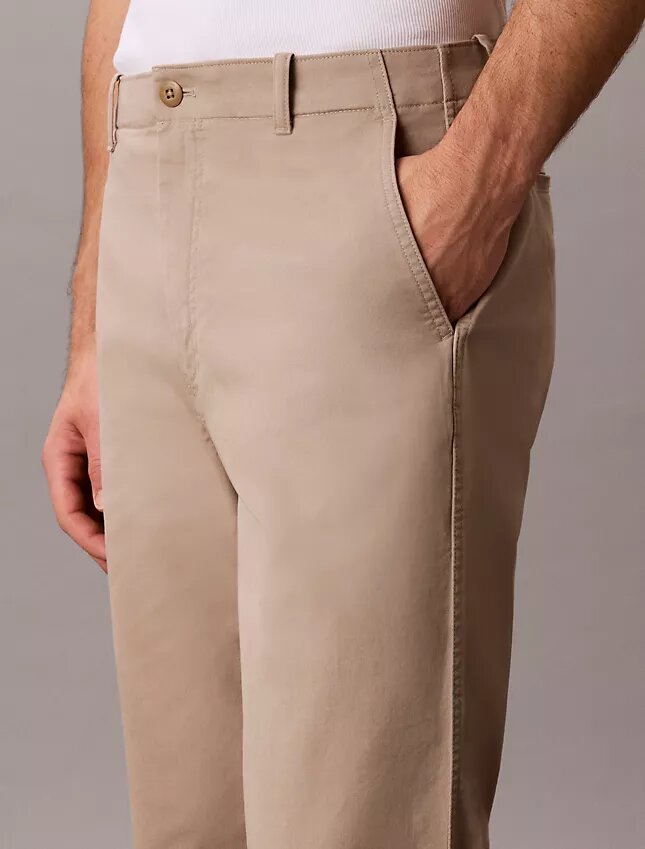 Spodnie chino o prostym kroju w stylu lat 90. Spodnie chino o prostym kroju w stylu lat 90.