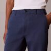 Spodnie chino o prostym kroju w stylu lat 90. Spodnie chino o prostym kroju w stylu lat 90.