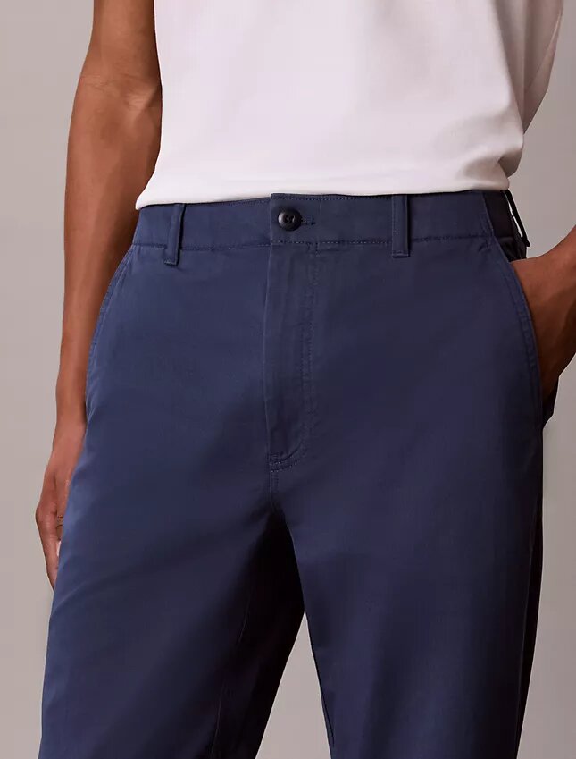 Spodnie chino o prostym kroju w stylu lat 90. Spodnie chino o prostym kroju w stylu lat 90.