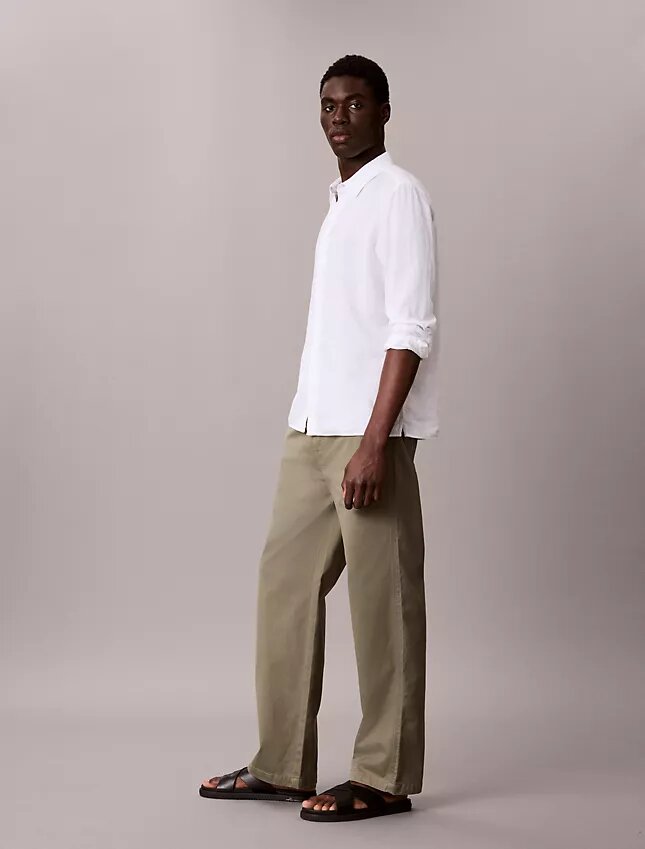 Spodnie chino w stylu baggy z lat 90. Spodnie chino w stylu baggy z lat 90.