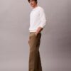 Spodnie chino w stylu baggy z lat 90. Spodnie chino w stylu baggy z lat 90.