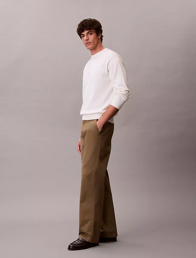 Spodnie chino w stylu baggy z lat 90. Spodnie chino w stylu baggy z lat 90.