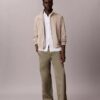 Spodnie chino w stylu baggy z lat 90. Spodnie chino w stylu baggy z lat 90.