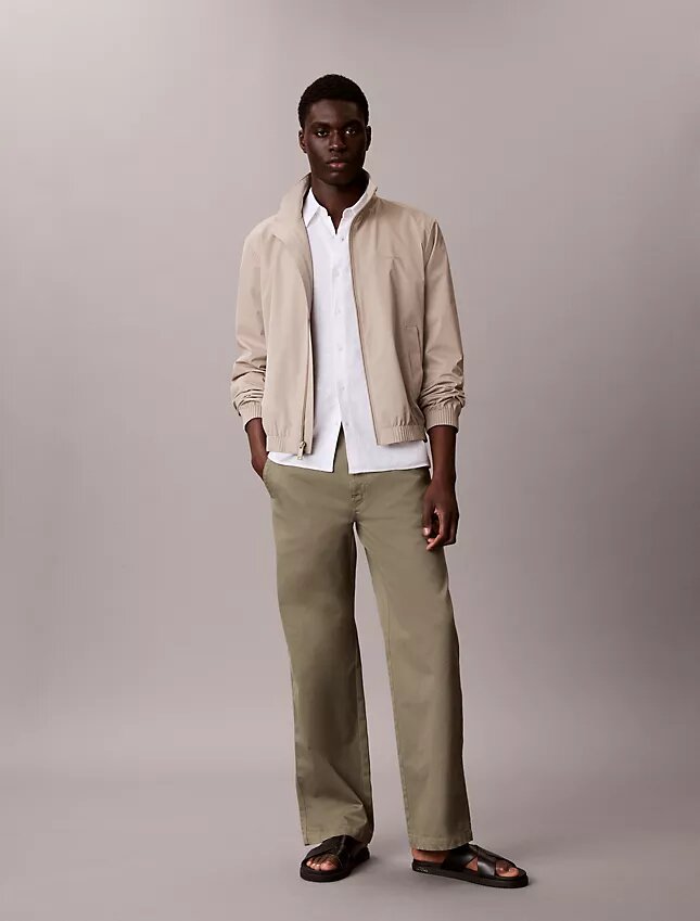 Spodnie chino w stylu baggy z lat 90. Spodnie chino w stylu baggy z lat 90.