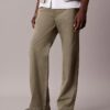 Spodnie chino w stylu baggy z lat 90. Spodnie chino w stylu baggy z lat 90.