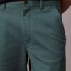 Spodnie chino w stylu baggy z lat 90. Spodnie chino w stylu baggy z lat 90.