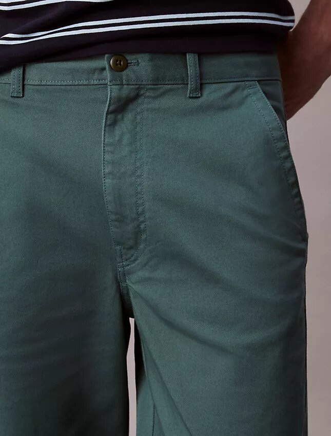 Spodnie chino w stylu baggy z lat 90. Spodnie chino w stylu baggy z lat 90.