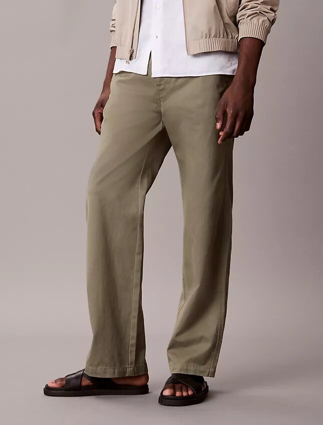 Spodnie chino w stylu baggy z lat 90. Spodnie chino w stylu baggy z lat 90.