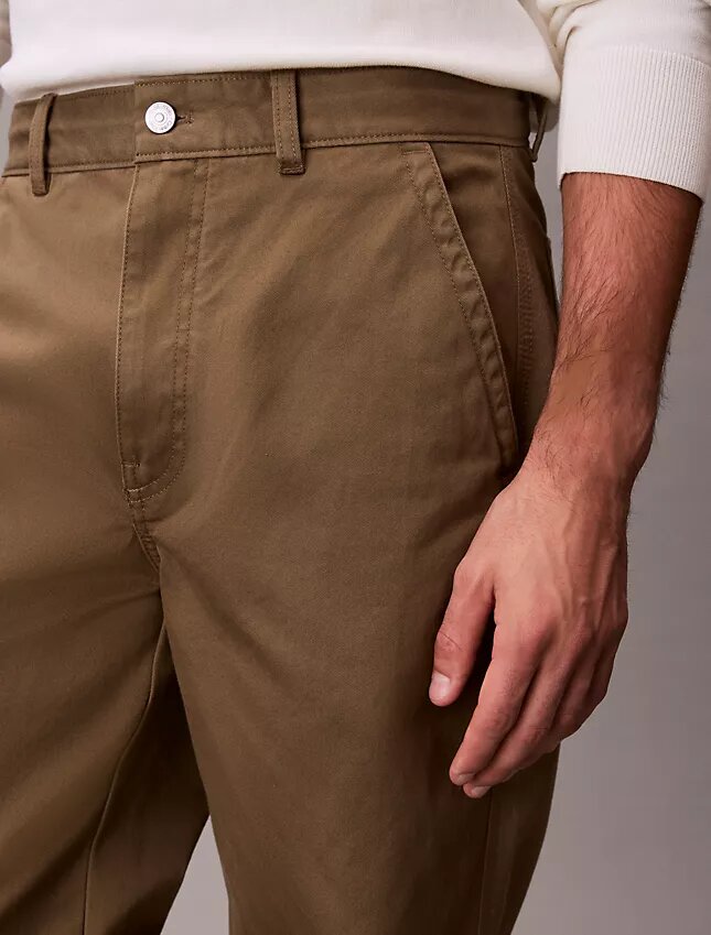 Spodnie chino w stylu baggy z lat 90. Spodnie chino w stylu baggy z lat 90.