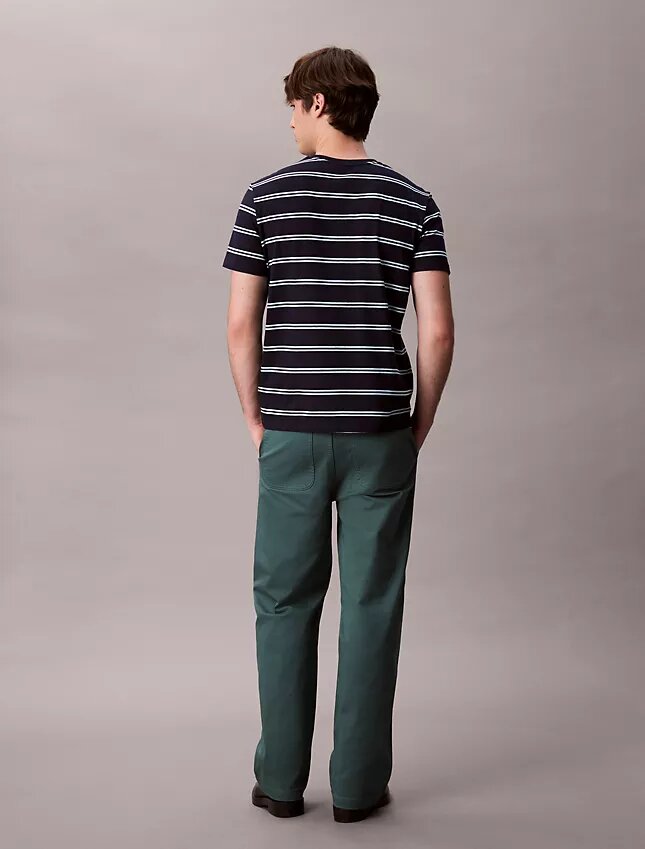 Spodnie chino w stylu baggy z lat 90. Spodnie chino w stylu baggy z lat 90.