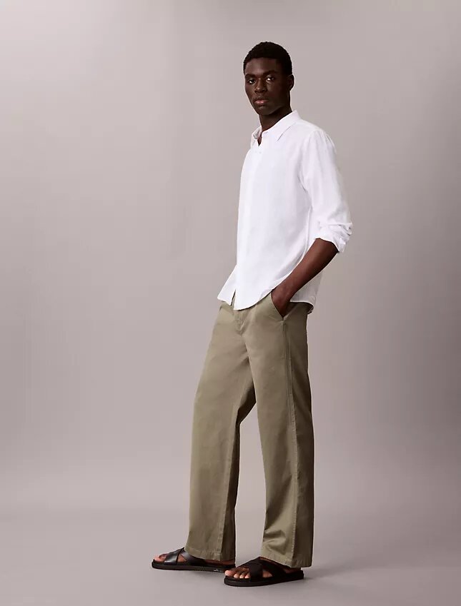 Spodnie chino w stylu baggy z lat 90. Spodnie chino w stylu baggy z lat 90.
