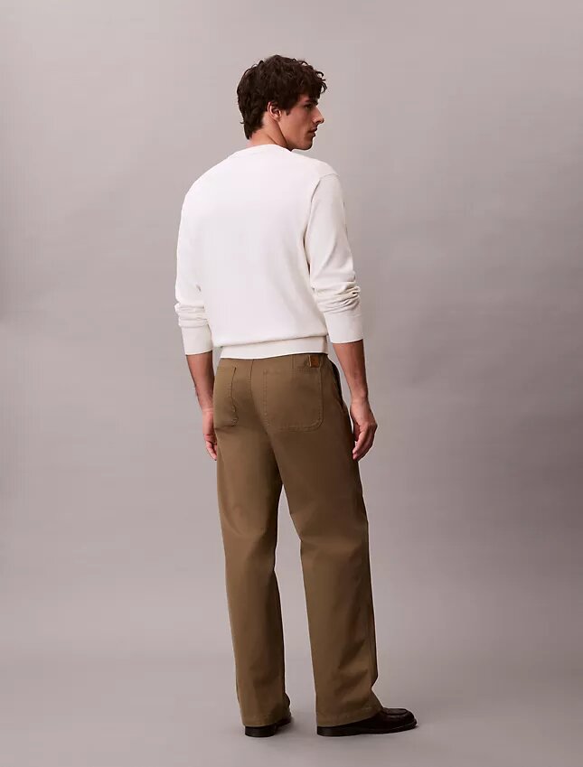 Spodnie chino w stylu baggy z lat 90. Spodnie chino w stylu baggy z lat 90.