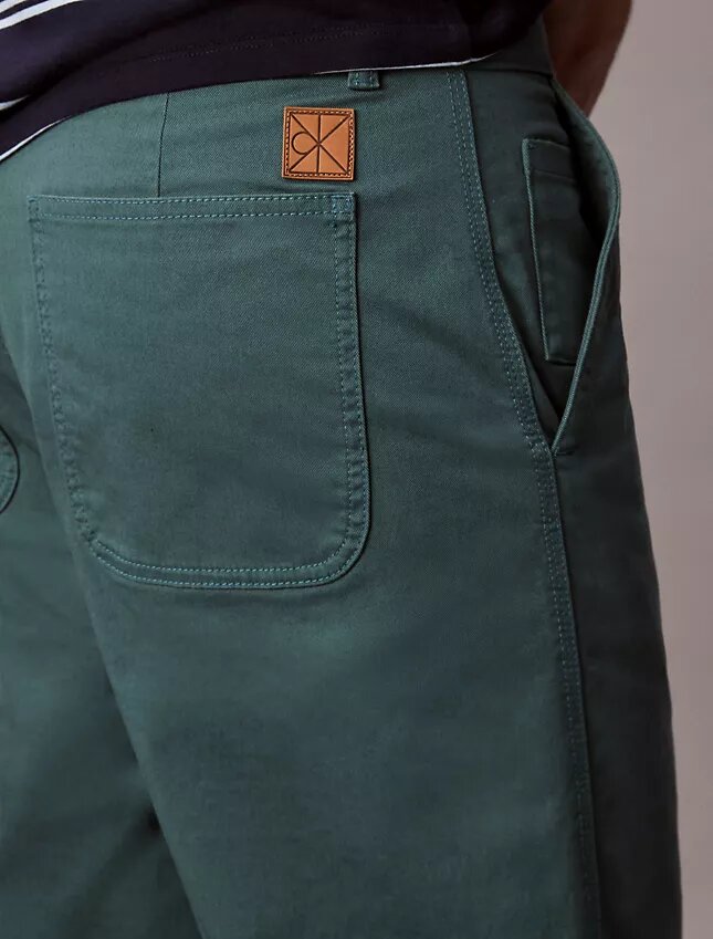 Spodnie chino w stylu baggy z lat 90. Spodnie chino w stylu baggy z lat 90.