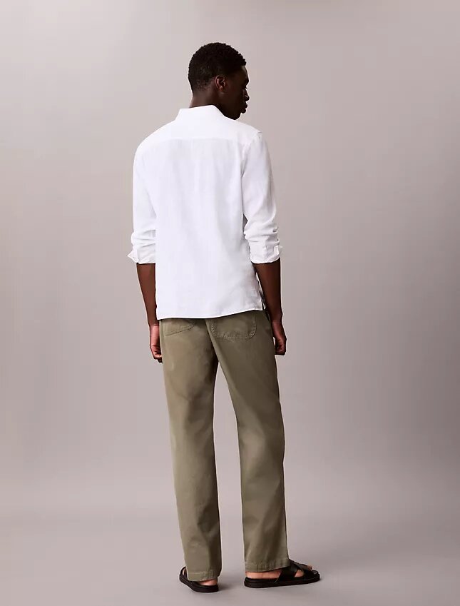 Spodnie chino w stylu baggy z lat 90. Spodnie chino w stylu baggy z lat 90.