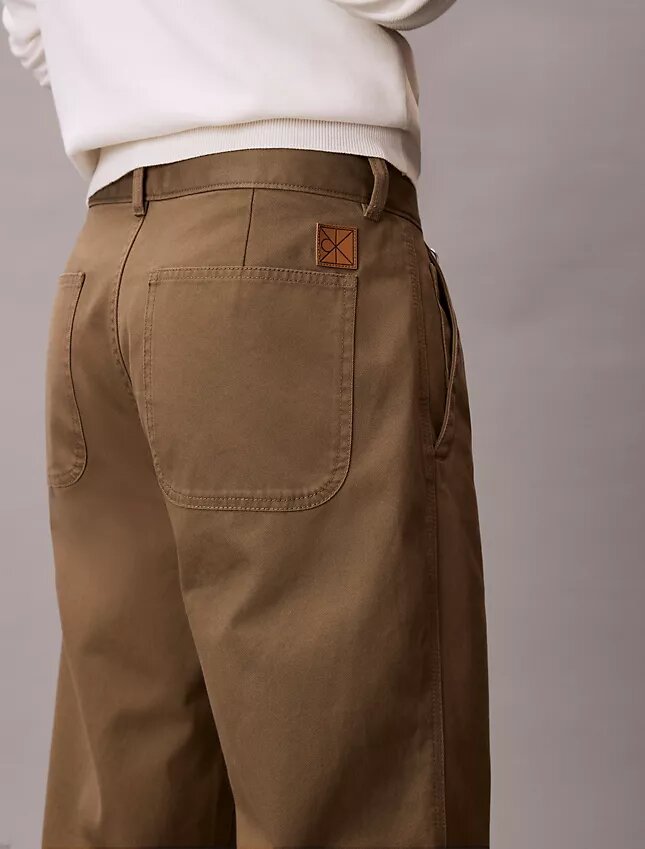 Spodnie chino w stylu baggy z lat 90. Spodnie chino w stylu baggy z lat 90.