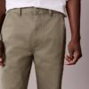 Spodnie chino w stylu baggy z lat 90. Spodnie chino w stylu baggy z lat 90.