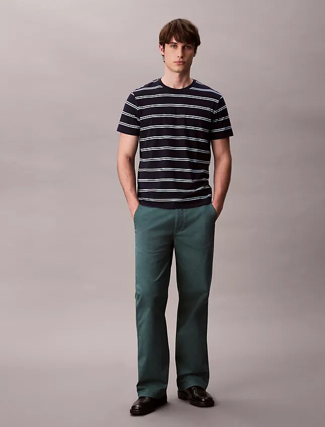 Spodnie chino w stylu baggy z lat 90. Spodnie chino w stylu baggy z lat 90.