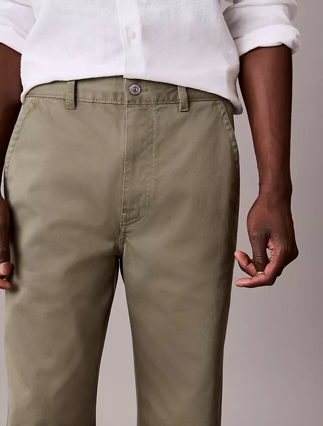 Spodnie chino w stylu baggy z lat 90. Spodnie chino w stylu baggy z lat 90.