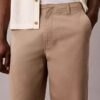 Spodnie chino w stylu lat 90. o luźnym kroju i skróconych nogawkach Spodnie chino w stylu lat 90. o luźnym kroju i skróconych nogawkach