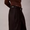 Spodnie chino z szerokimi nogawkami i regulacją Spodnie chino z szerokimi nogawkami i regulacją