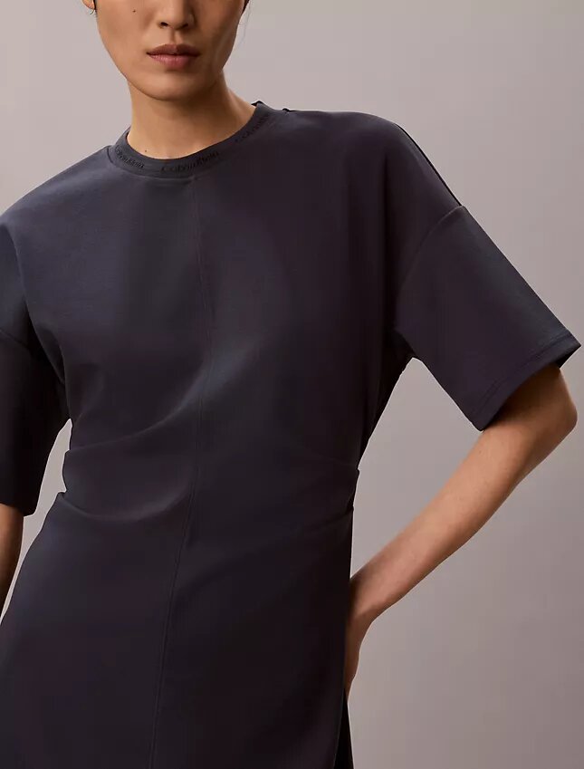 Sukienka T-shirtowa z prążkowanym interlockiem i logo Sukienka T-shirtowa z prążkowanym interlockiem i logo