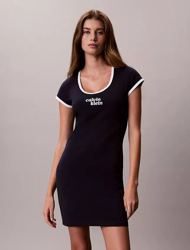 Sukienka typu baby tee z okrągłym dekoltem i logo 1989 Sukienka typu baby tee z okrągłym dekoltem i logo 1989
