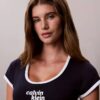 Sukienka typu baby tee z okrągłym dekoltem i logo 1989 Sukienka typu baby tee z okrągłym dekoltem i logo 1989