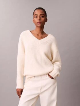 Sweter z dekoltem w serek z mieszanki wełny i bouclé Sweter z dekoltem w serek z mieszanki wełny i bouclé