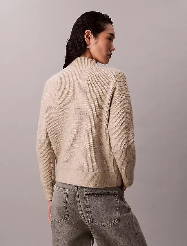 Sweter z drobnym prążkiem i luźnym golfem Sweter z drobnym prążkiem i luźnym golfem
