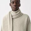 Sweter z kaszmirowymi rękawami i szalikiem Sweter z kaszmirowymi rękawami i szalikiem