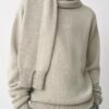Sweter z kaszmirowymi rękawami i szalikiem Sweter z kaszmirowymi rękawami i szalikiem
