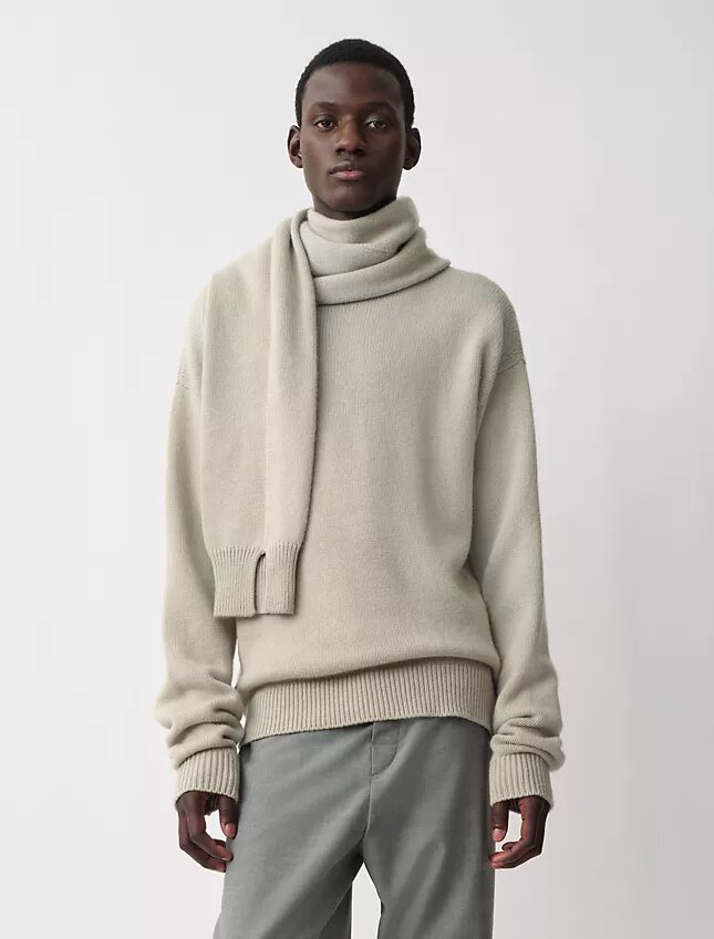 Sweter z kaszmirowymi rękawami i szalikiem Sweter z kaszmirowymi rękawami i szalikiem