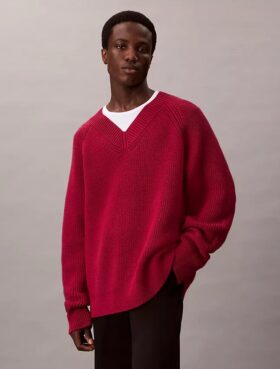 Sweter z mieszanki wełny merynosowej z luźnym dekoltem w serek
