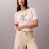Sweter z monogramem o skróconym kroju